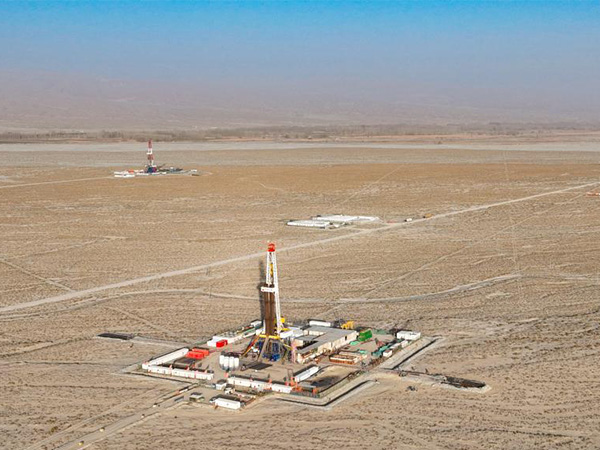 The Tarim Oilfield has put more than 100 new wells into production this year.(图1) The Tarim Oilfield has put more than 100 new wells into production this year.(图1)